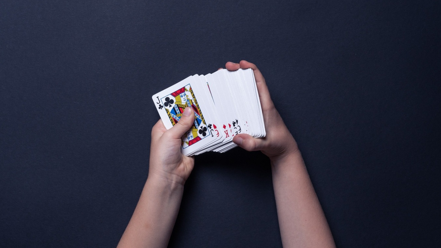 Für diesen einfachen Zaubertrick muss man die Karten falsch mischen.