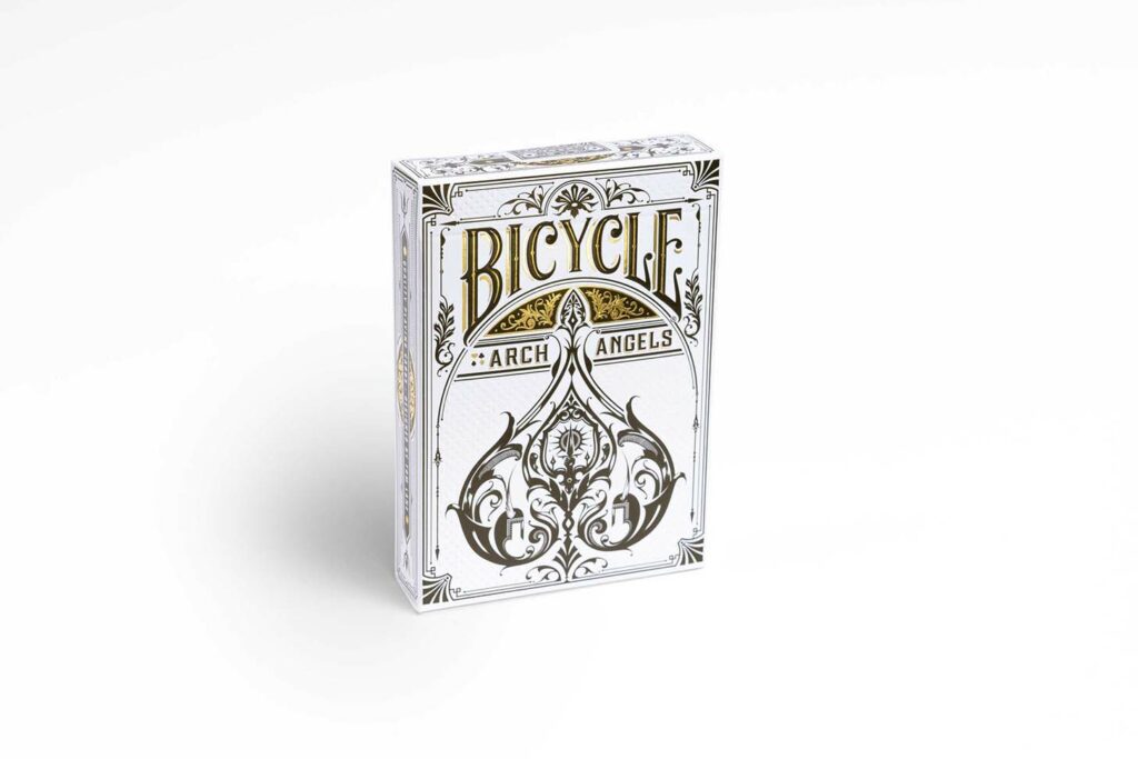 Eine Bicycle Creatives Arch Angels Kartenschachtel steht mit sichtbarer Vorderseite vor einem weißem Hintergrund.