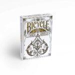 Eine Bicycle Creatives Arch Angels Kartenschachtel steht mit sichtbarer Vorderseite vor einem weißem Hintergrund.