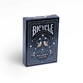 Eine Bicycle Creatives Aviary Kartenschachtel steht mit sichtbarer Vorderseite vor einem weißem Hintergrund.