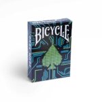 Eine Bicycle Creatives Dark Mode Kartenschachtel steht mit sichtbarer Vorderseite vor einem weißem Hintergrund.