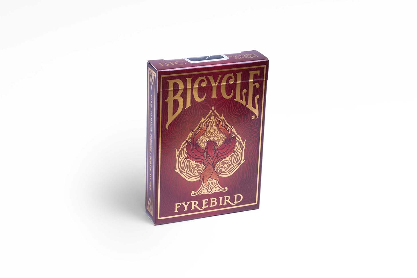 Eine Bicycle Creatives Fyrebird Kartenschachtel steht mit sichtbarer Vorderseite vor einem weißem Hintergrund.