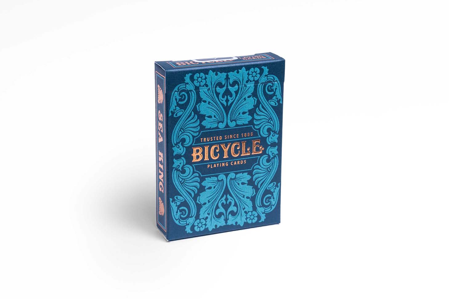 Eine Bicycle Creatives Sea King Kartenschachtel steht mit sichtbarer Vorderseite vor einem weißem Hintergrund.