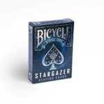 Eine Bicycle Creatives Stargazer Kartenschachtel steht mit sichtbarer Vorderseite vor einem weißem Hintergrund.