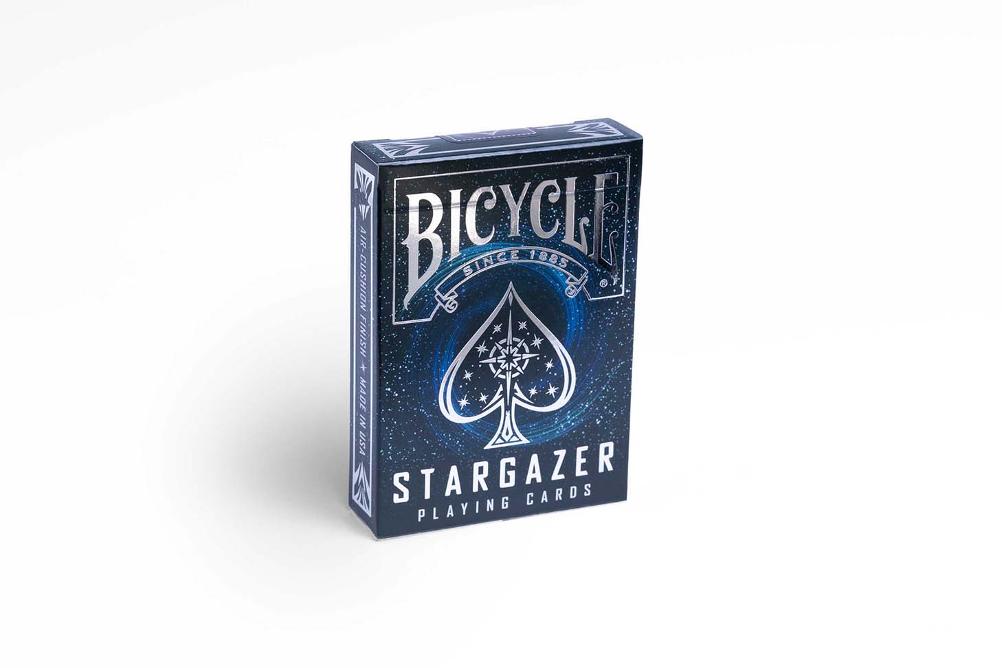 Eine Bicycle Creatives Stargazer Kartenschachtel steht mit sichtbarer Vorderseite vor einem weißem Hintergrund.