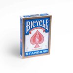 Eine Bicycle Originals Gold Standard Blau Kartenschachtel steht mit sichtbarer Vorderseite vor einem weißem Hintergrund.