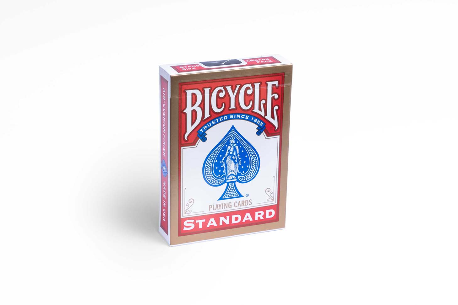 Eine Bicycle Originals Gold Standard Rot Kartenschachtel steht mit sichtbarer Vorderseite vor einem weißem Hintergrund.