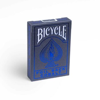 Eine Bicycle Ultimates Foil Back Cobalt Blue Kartenschachtel steht mit sichtbarer Vorderseite vor einem weißem Hintergrund.