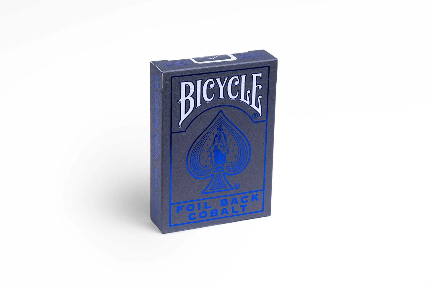 Eine Bicycle Ultimates Foil Back Cobalt Blue Kartenschachtel steht mit sichtbarer Vorderseite vor einem weißem Hintergrund.