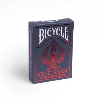 Eine Bicycle Ultimates Foil Back Crimson Red Kartenschachtel steht mit sichtbarer Vorderseite vor einem weißem Hintergrund.