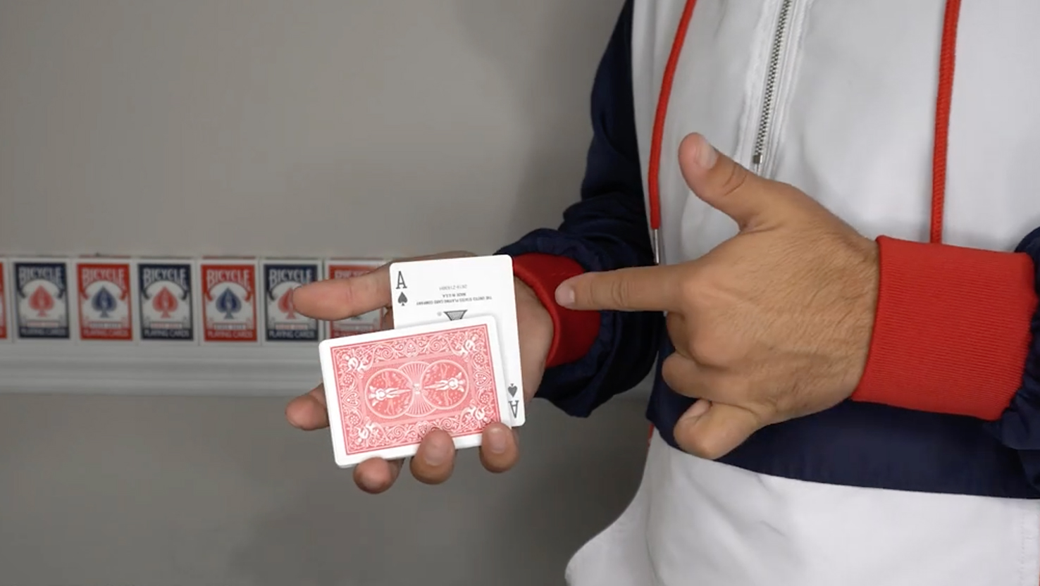 Das Beitragsbild für das Tutorial Video für den Arrow Zaubertrick zeigt ein Kartendeck, in dem eine Pik Ass Karte steckt.