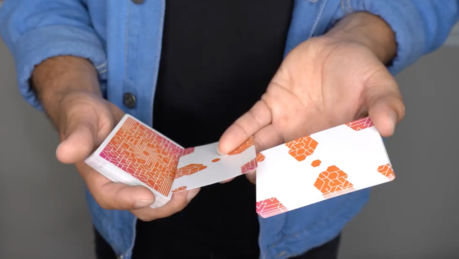 Das Beitragsbild für das Tutorial Video für den Crest Zaubertrick zeigt eine Person die verdeckt Karten in den Händen hält.