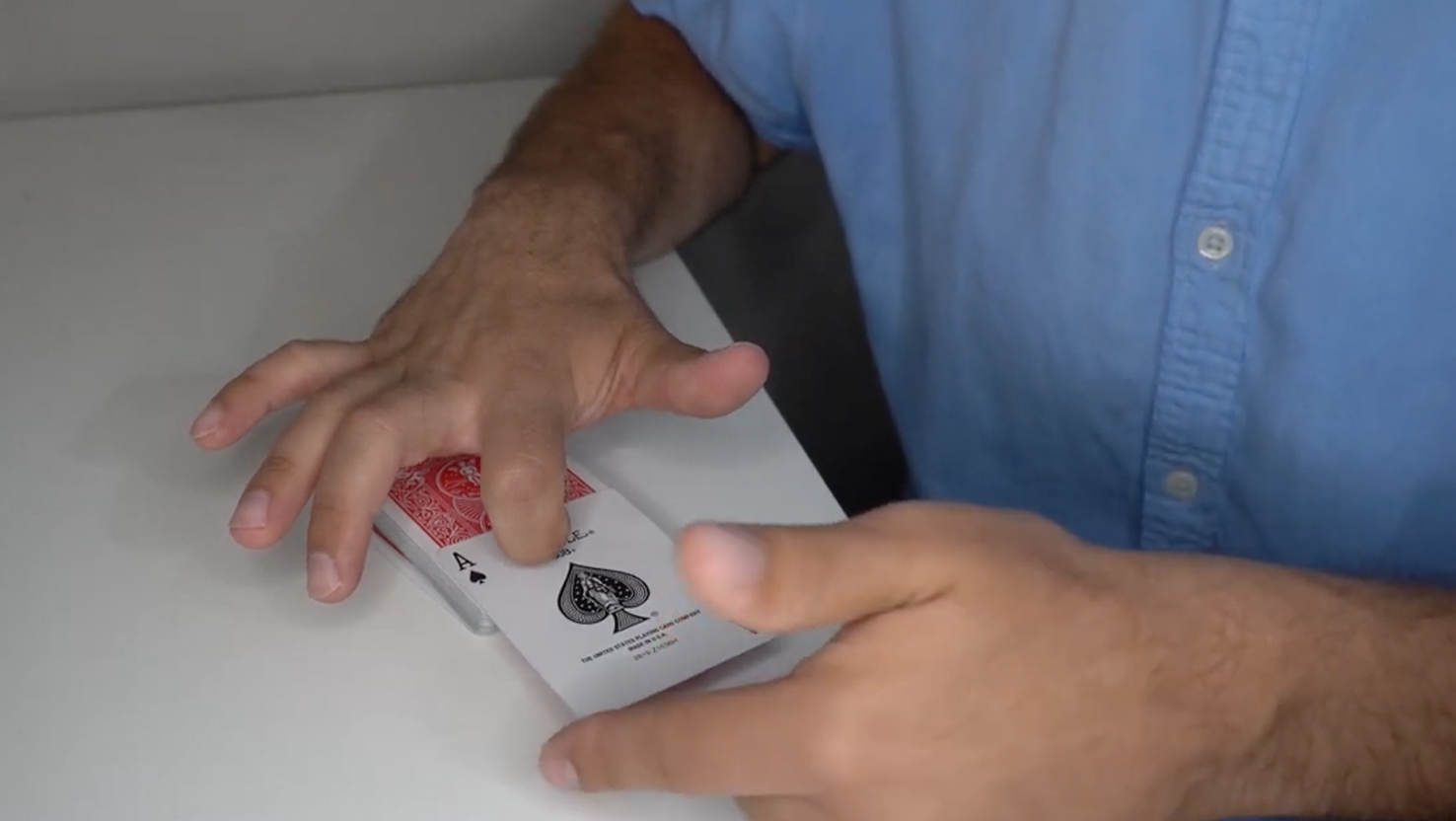Das Beitragsbild für das Tutorial Video für den Table Top Zaubertrick zeigt ein Kartendeck, auf dem eine Pik Ass Karte liegt.