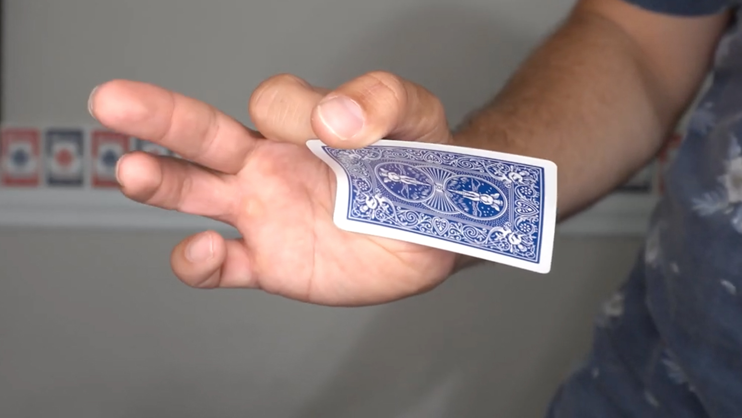 Das Beitragsbild für das Tutorial Video für den vanish Zaubertrick zeigt eine Person, die eine Karte verschwinden lässt.