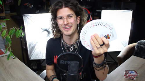 Das Beitragsbild für das Tutorial Video für den Kartenfächer Zaubertrick zeigt den Zauberkünstler Marv, der einen Kartenfächer in der Hand hält.