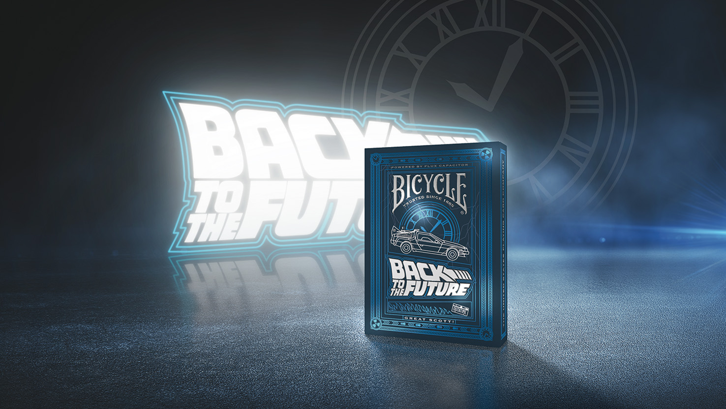 Das neue Back to the Future Kartenspiel der Bicycle Creatives Kartendecks steht vor einem dunklen Hintergrund in dem das back to the Future Logo leuchtet. Marty McFly, Bicycle Spielkarten