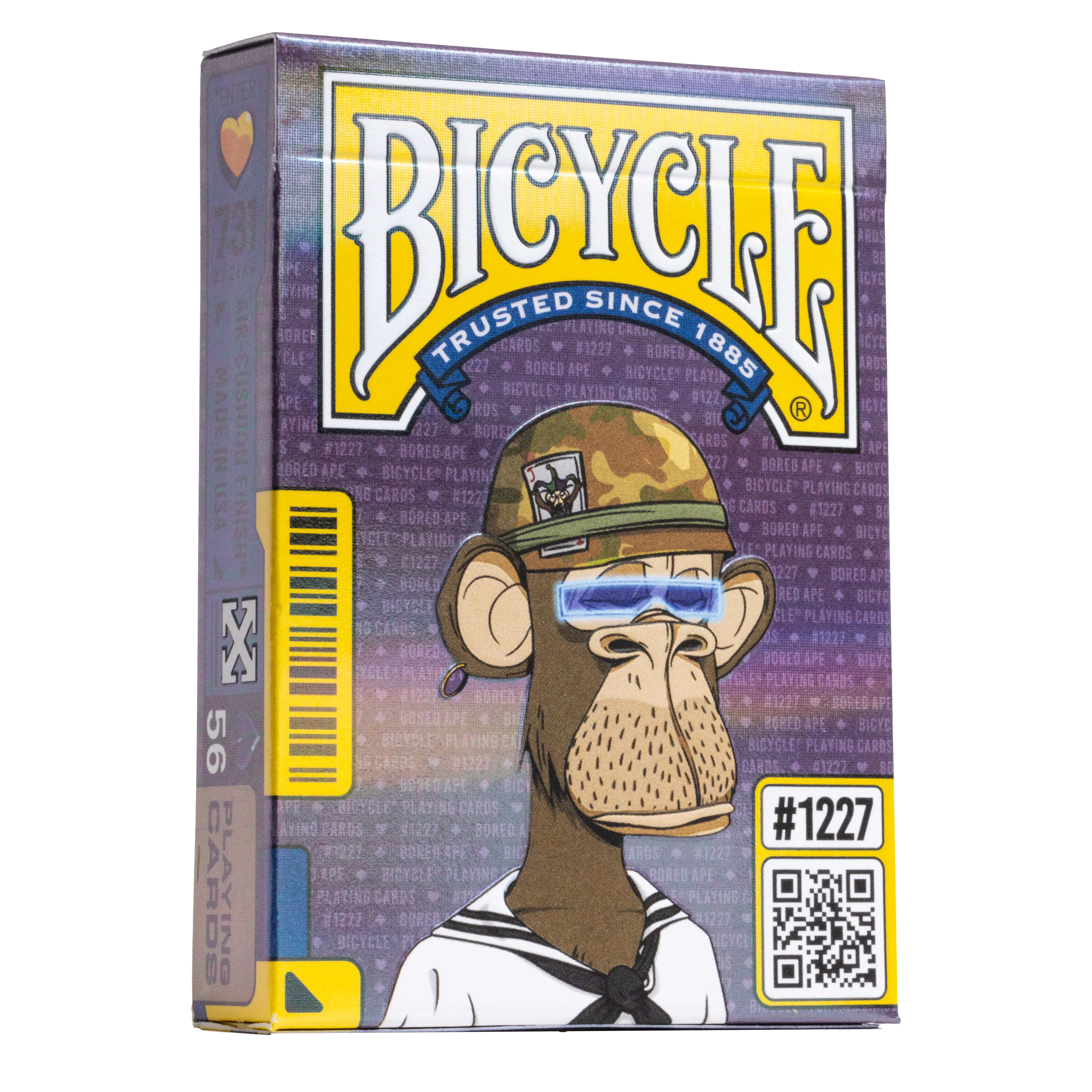 Eine Bicycle Ultimate Bicycle Bored Ape Special Edition Kartenschachtel steht mit sichtbarer Vorderseite vor einem weißem Hintergrund.