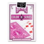 Eine Bicycle Color Series Berry Kartenschachtel steht mit sichtbarer Rückseite vor einem weißem Hintergrund.