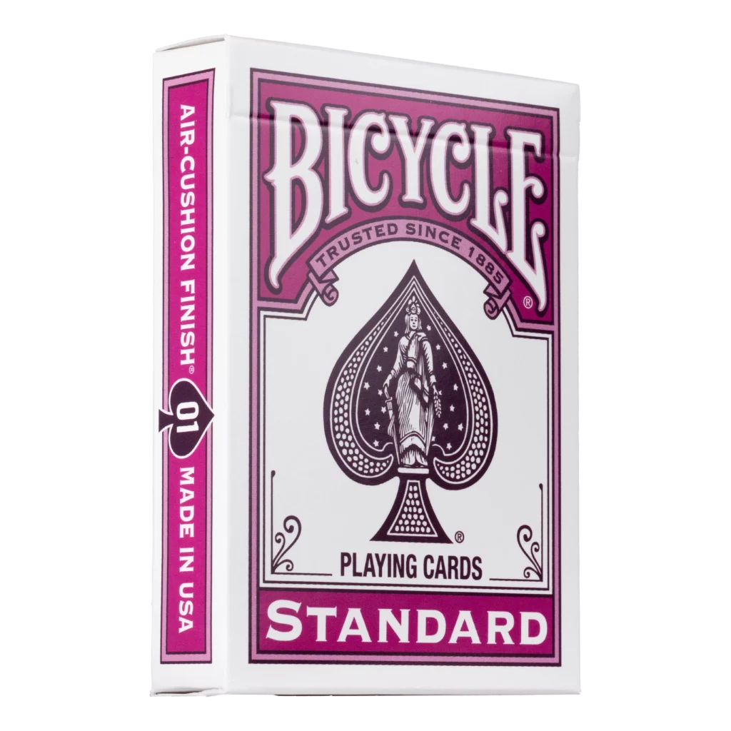 Eine Bicycle Color Series Berry Kartenschachtel steht mit sichtbarer Vorderseite vor einem weißem Hintergrund.