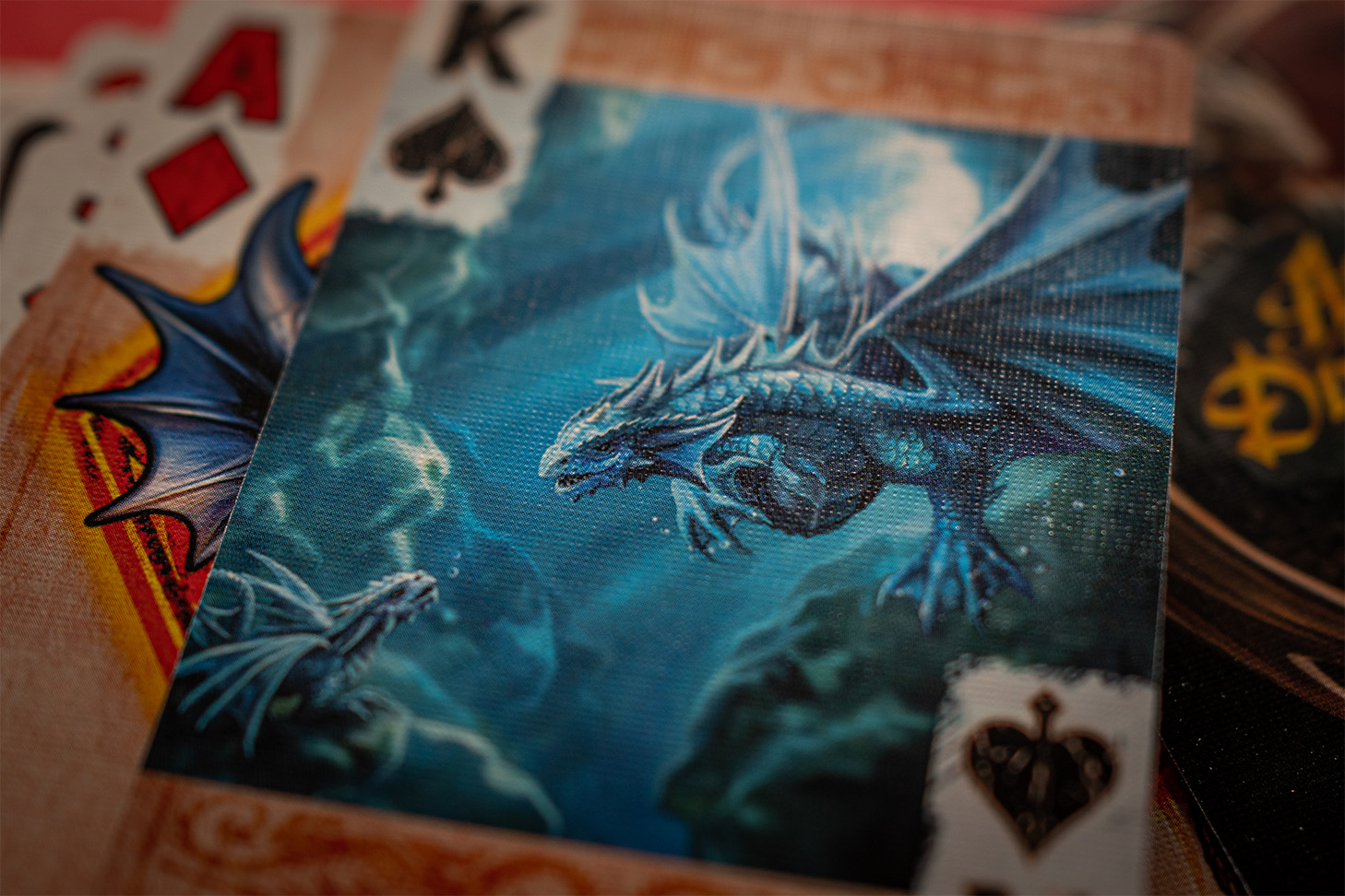 Das Bicycle® Age of Dragons König Ass mit einem majestätischen blauen Drachen: Diese exklusive Spielkarte zeichnet sich durch ein atemberaubendes Design aus und eignet sich perfekt für gute Kartenspiele, Zauberkarten und Magie. Bestellen Sie jetzt die Bicycle® Age of Dragons Spielkarten und erleben Sie unvergessliche Spieleabende mit einem Hauch von Fantasie und Abenteuer!