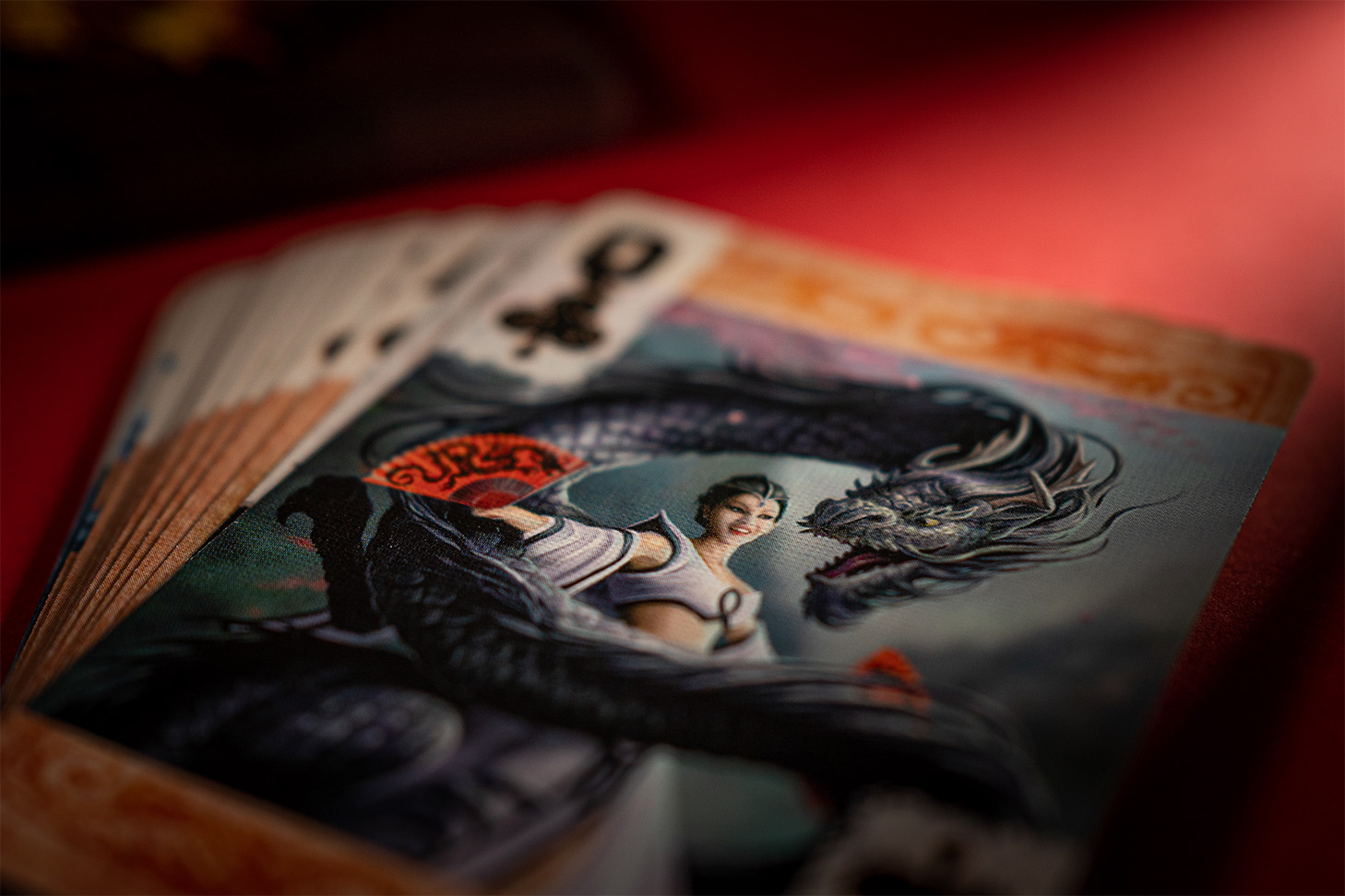 Die Bicycle® Age of Dragons Königin mit einem majestätischen Drachen: Das atemberaubende Design dieser Spielkarte lässt jedes Kartenspiel zu einem Abenteuer werden. Diese exklusiven Spielkarten eignen sich perfekt für gute Kartenspiele, Zauberkarten und Magie. Bestellen Sie jetzt die Bicycle® Age of Dragons Spielkarten und erleben Sie unvergessliche Spieleabende mit einem Hauch von Fantasie und Abenteuer!