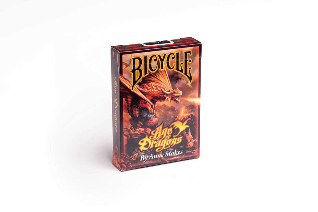 Die Bicycle® Age of Dragons Kartenschachtel: Premium-edle Spielkarten für gute Kartenspiele, Zauberkarten und Magie. Das atemberaubende Design zeigt majestätische Drachen in voller Pracht. Holen Sie sich jetzt diese exklusiven Spielkarten für unvergessliche Spieleabende!