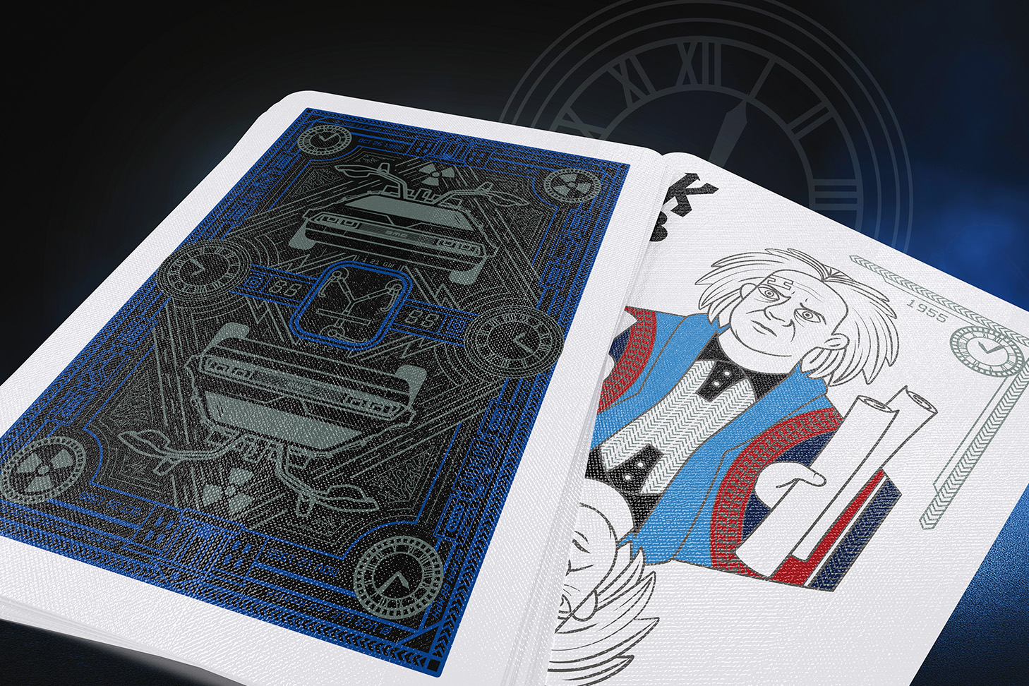 Zwei Karten des Bicycle Creatives Back to the future Kartendecks liegen übereinander. Die Vorderseite des Kreuz König mit illustriertem Motiv und das Backdesign sind sichtbar.