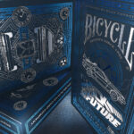 Drei Bicycle Creatives Back to the future Kartenschachteln stehen teilweise übereinander gestapelt zusammen. Die Vorderseite mit dem Bicycle Logo und Back to the future Logo und das Backdesign sind sichtbar.
