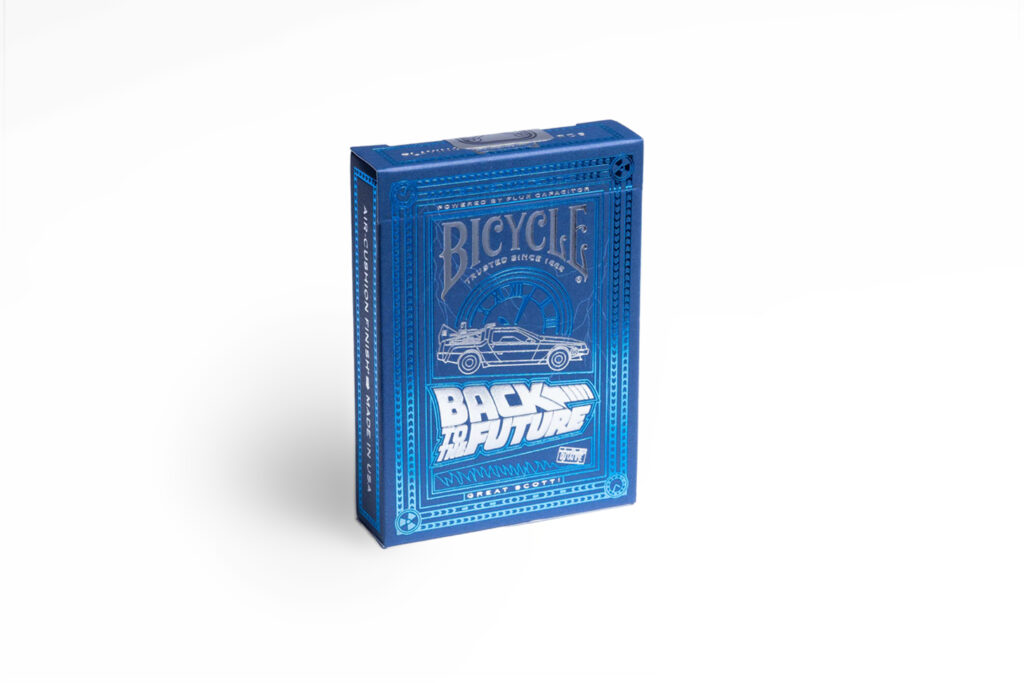 Eine Bicycle Creatives Back to the future Kartenschachtel steht mit sichtbarer Vorderseite vor einem weißem Hintergrund.