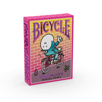 Eine Bicycle Creatives Brosmind Four Gangs Kartenschachtel steht mit sichtbarer Vorderseite vor einem weißem Hintergrund.