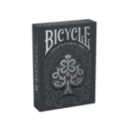 Eine Bicycle Creatives Cinder Kartenschachtel steht mit sichtbarer Vorderseite vor einem weißem Hintergrund.