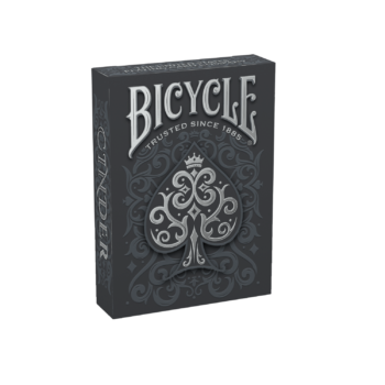 Eine Bicycle Creatives Cinder Kartenschachtel steht mit sichtbarer Vorderseite vor einem weißem Hintergrund.