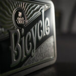 Bicycle Creatives Collectors Tin Bicycle Autocycle - Premium Spielkarten in einer edlen Metallverpackung - ideal für Kartenspiele, Zauberkunststücke und Magie.