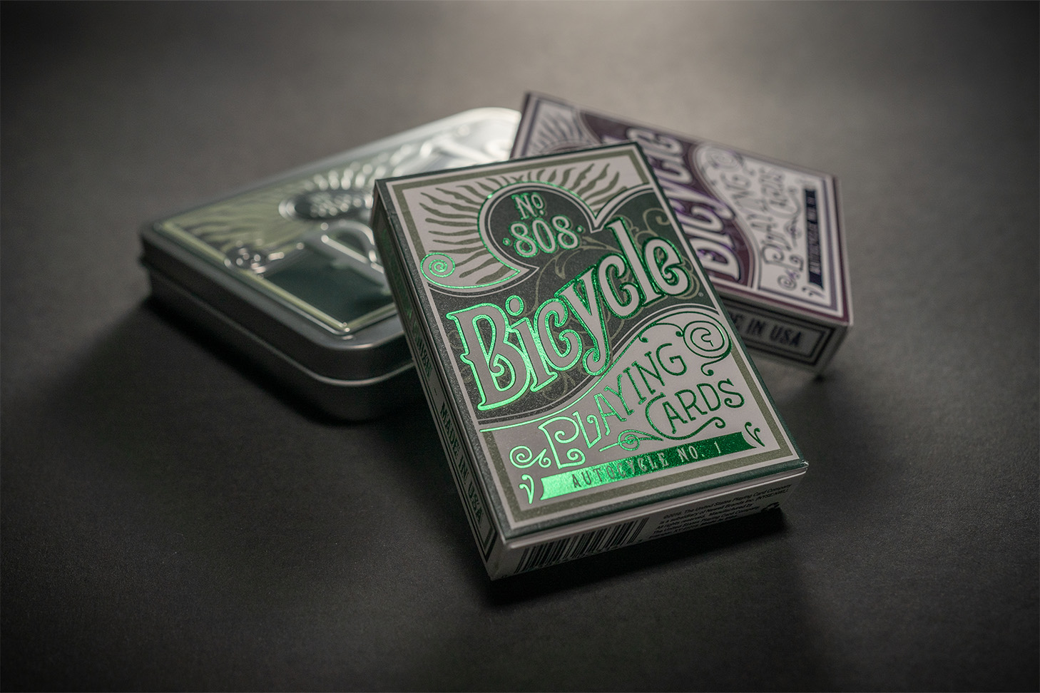 Premium Spielkarten im Collectors Tin - Nebeneinander angeordnete Verpackungen, geschlossen und bereit für den Einsatz bei guten Kartenspielen, Zauberkunststücken und Magie. Perfekt gestaltet mit einem edlen Design von Bicycle Cards.