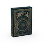 Eine Bicycle Creatives Cypher Kartenschachtel steht mit sichtbarer Vorderseite vor einem weißem Hintergrund.