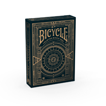 Eine Bicycle Creatives Cypher Kartenschachtel steht mit sichtbarer Vorderseite vor einem weißem Hintergrund.