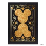 Eine Bicycle Ultimate Bicycle Disney Mickey Mouse Black and Gold Kartenschachtel steht mit sichtbarer Rückseite vor einem weißem Hintergrund.