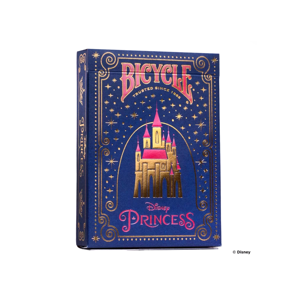 Eine Bicycle Ultimate Bicycle Disney Princess navy Kartenschachtel steht mit sichtbarer Vorderseite vor einem weißem Hintergrund.