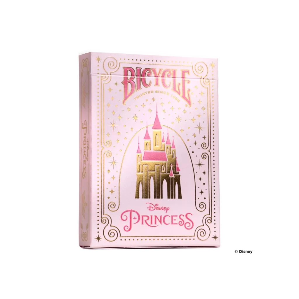 Eine Bicycle Ultimate Bicycle Disney Princess pink rosa Kartenschachtel steht mit sichtbarer Vorderseite vor einem weißem Hintergrund.