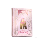 Eine Bicycle Ultimate Bicycle Disney Princess pink rosa Kartenschachtel steht mit sichtbarer Vorderseite vor einem weißem Hintergrund.