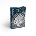 Die Bicycle Creatives Dragon Kartenschachtel steht mit sichtbarer Vorderseite vor einem weißem Hintergrund.