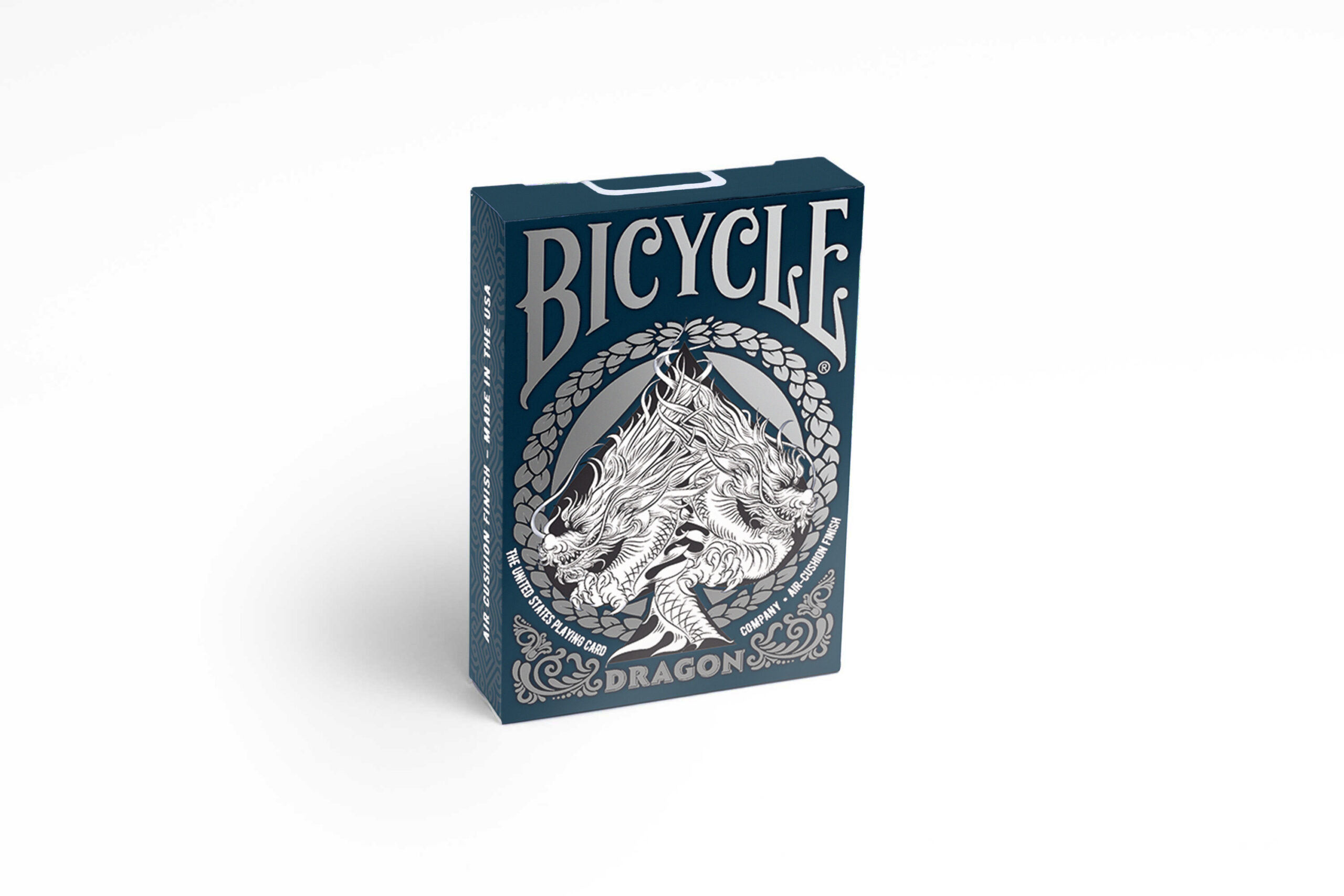 Die Bicycle Creatives Dragon Kartenschachtel steht mit sichtbarer Vorderseite vor einem weißem Hintergrund.