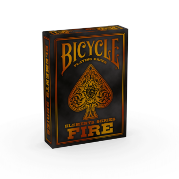 Eine Bicycle Creatives Fire Kartenschachtel steht mit sichtbarer Vorderseite vor einem weißem Hintergrund.