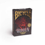 Eine Bicycle Creatives Hidden Kartenschachtel steht mit sichtbarer Vorderseite vor einem weißem Hintergrund