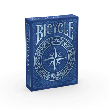 Eine Bicycle Creatives Odyssey Kartenschachtel steht mit sichtbarer Vorderseite vor einem weißem Hintergrund.