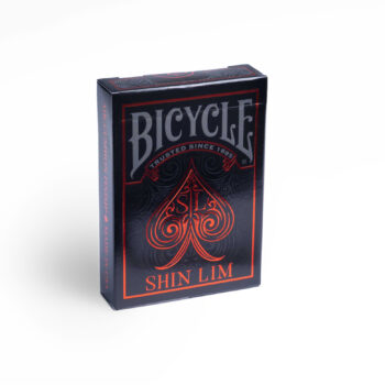 Eine Bicycle Creatives Shin Lim Kartenschachtel steht mit sichtbarer Vorderseite vor einem weißen Hintergrund.