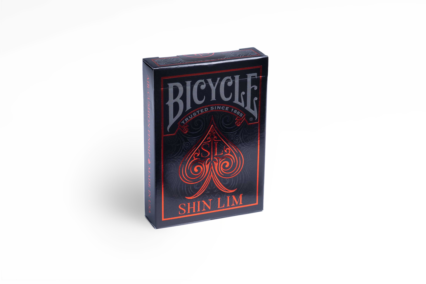 Eine Bicycle Creatives Shin Lim Kartenschachtel steht mit sichtbarer Vorderseite vor einem weißen Hintergrund.