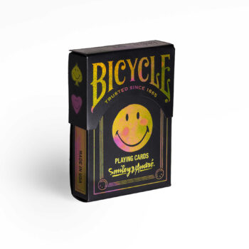 Die Bicycle Creatives Smiley André Kartenschachtel steht mit sichtbarer Vorderseite und rechter Seite vor einem weißem Hintergrund.