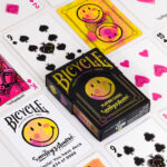 Bicycle Creatives Smiley Andre Kartenschachtel Karten Inhalt einzelne Karten liegend Hintergrund weiß Design Premium edle Spielkarten gute Kartenspiele Zauberkarten Magie
