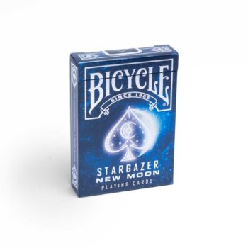 Eine Bicycle Creatives Stargazer New Moon Kartenschachtel steht mit sichtbarer Vorderseite vor einem weißem Hintergrund.